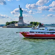 Croisière panoramique : la ligne d'horizon de New York et la Statue de la Liberté