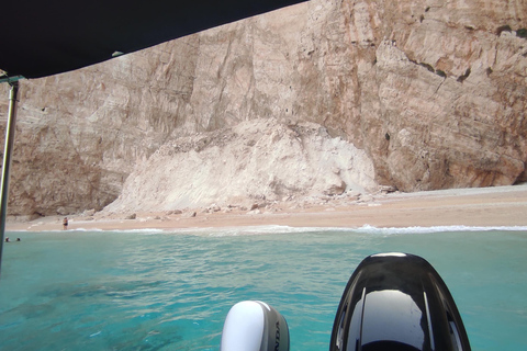 Croisière privée vers la plage des épaves et les grottes bleues