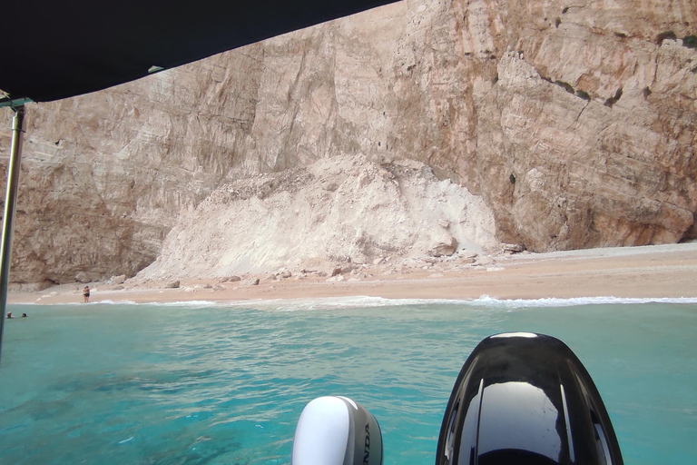 Croisière privée vers la plage des épaves et les grottes bleues