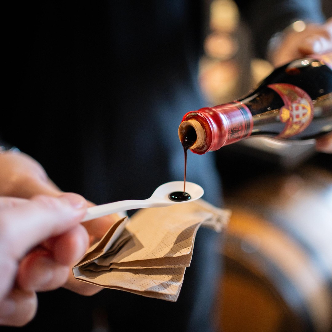 Modena: Un tur gastronomic pe jos cu o masă completă cu un localnic ...