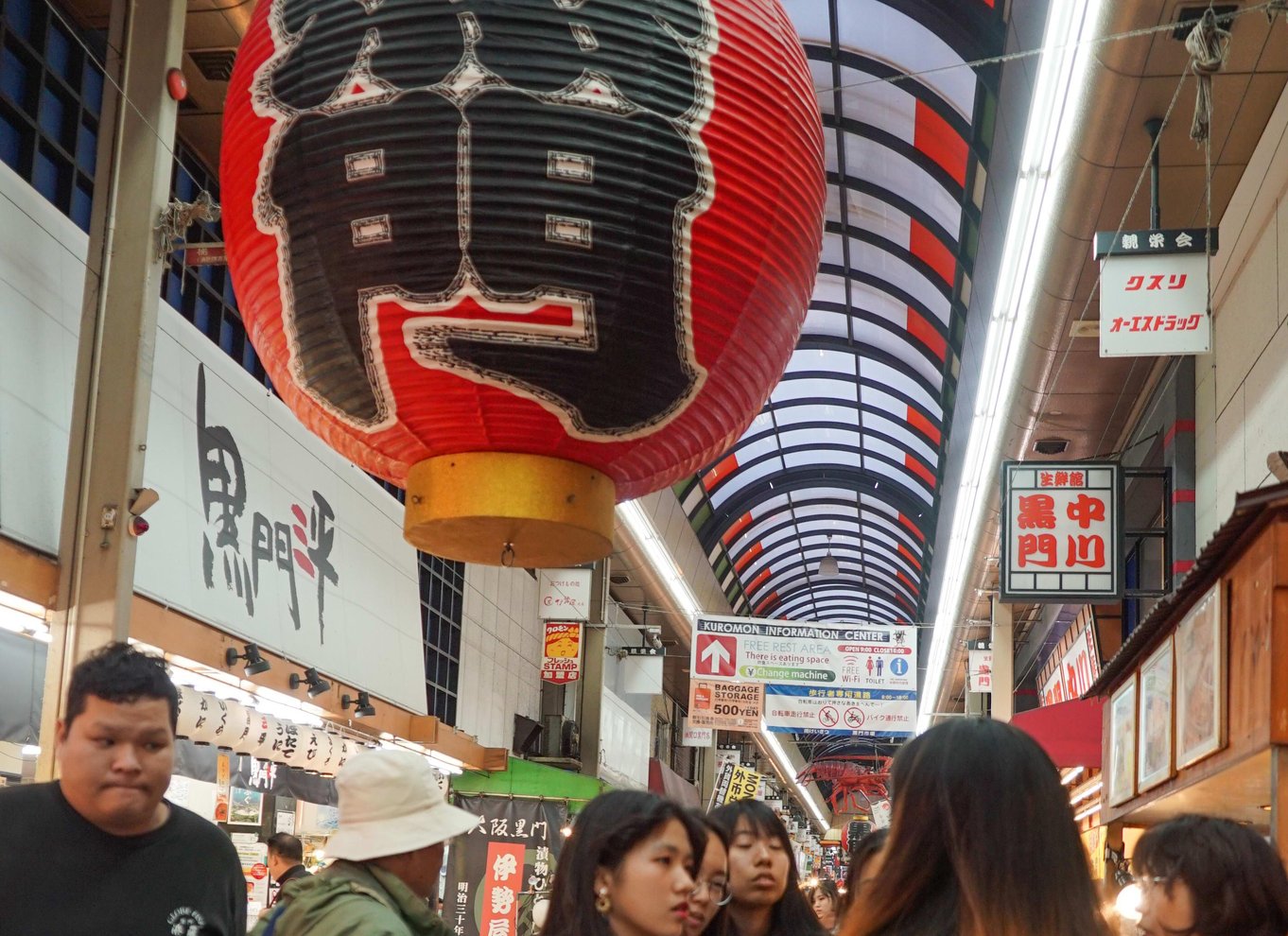 Osaka: Kuromon-markedet Madvandring (6 stop, 6 smagsprøver)