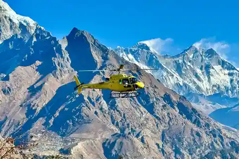 Kathmandu: Everest Helicopter Tour with landing (Hold Seat)