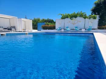 Ulcinj: Avkoppling vid poolen