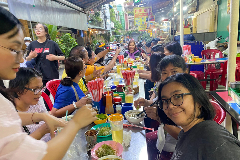 Ho Chi Minh City: Tour gastronomico in scooter con undici degustazioniTour per piccoli gruppi con trasferimento in hotel