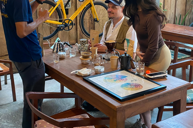 Siem Reap: Feel Good Evening Walking Tour Classic cultural walk through Wat Bo.