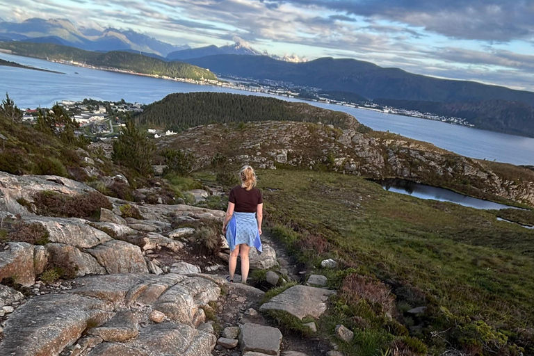 Ålesund: Skjonghelleren Cave & Signalen Summit Hike