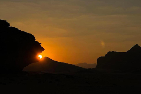 Wadi Rum: 6-Hour Jeep Tour with Bubble Tent Stay and 2 Meals