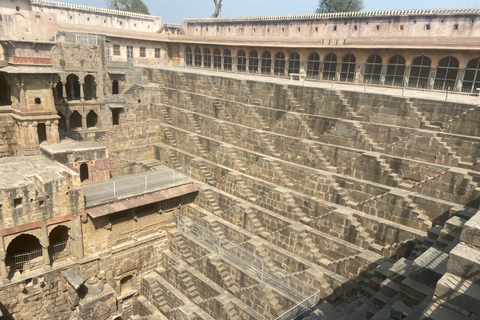 De Agra a Jaipur com um tour guiado por Fatehpur Sikri e AbhaneriCarro só de ida de Agra para Jaipur com Fatehpur Sikri e Abhaneri