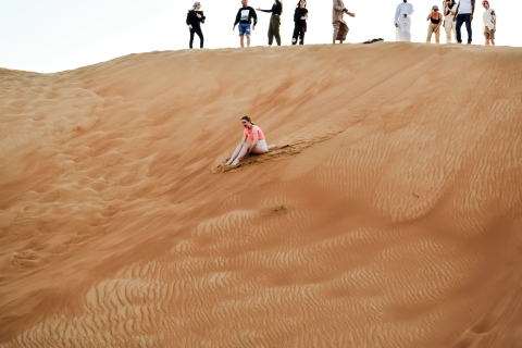 Dubái: safari por las dunas rojas, paseos en camello, sandboard y barbacoaTour compartido por las Dunas Rojas con barbacoa (7 horas)