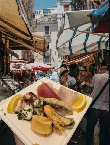 Rondleiding door Ortigia met Fish Street Food op de markt