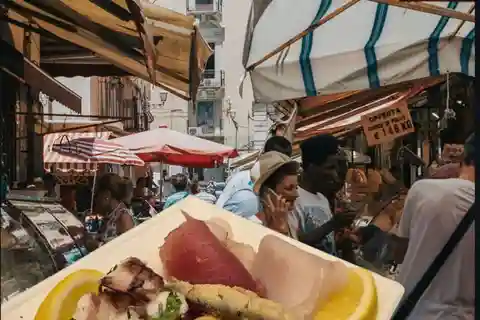 Guided tour of Ortigia with Fish Street Food at the market