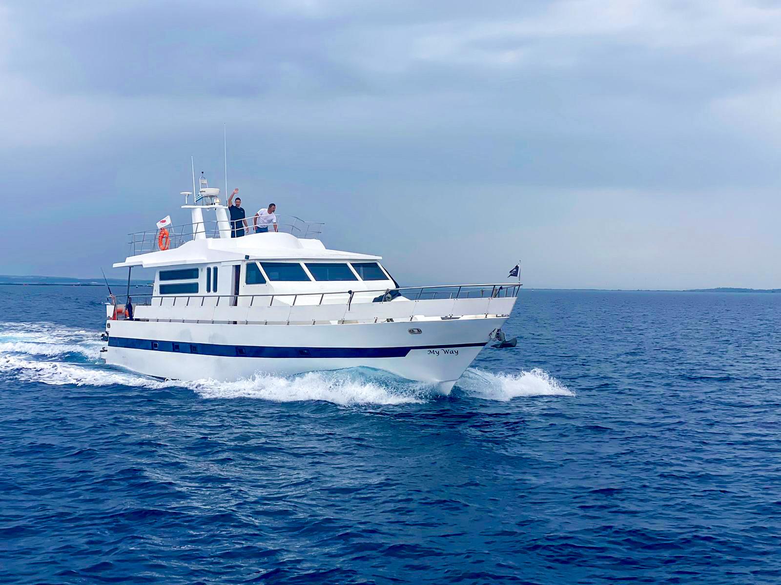 Limassol: VIP-Bootsfahrt bei Sonnenuntergang mit Getränken und Essen