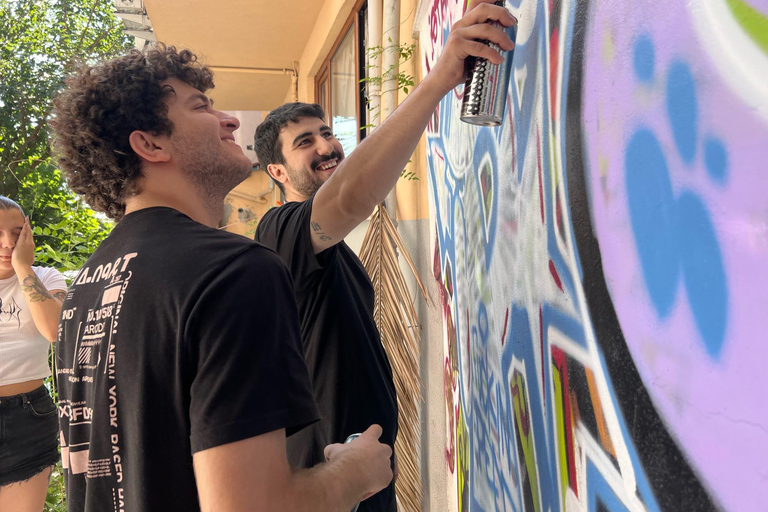 Workshop graffitikunst met de lokale bevolking in een huistuin in Istanbul