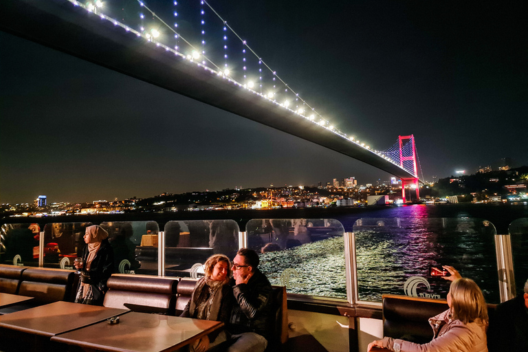 Istanbul: Bosporus Dinner Cruise mit Getränken und UnterhaltungDinner-Bootsfahrt mit Alkohol, Softdrinks &amp; Abholung