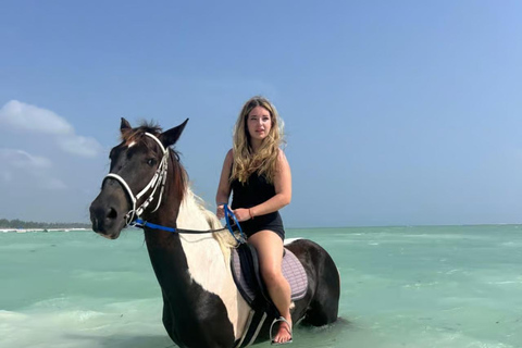 Zanzíbar: paseo a caballo por la playa con recogidaOpción con tarifas de equitación pero sin traslado incluido