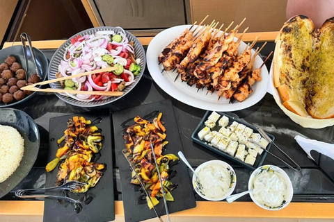 Crucero por Mykonos: champán, barbacoa, demostración de navegación y parada en Delos.Crucero por Mykonos: champán, barbacoa, demostración de vela y parada en Delos