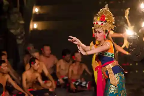 Bali: Uluwatu Temple, Kecak Dance, and Jimbaran Dinner Tour