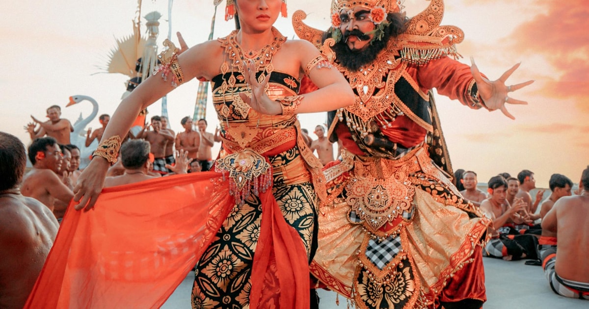 Coucher de soleil à Bali Danse Kecak temple d Uluwatu et dîner de