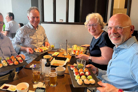 Maki och standard sushi i Tokyo Maki och standard sushi-tillverkningskurs i AsakusaTillverkning av sushi