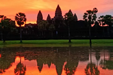 Siem Reap: excursão guiada de um dia para grupos pequenos ao nascer do sol em Angkor Wat
