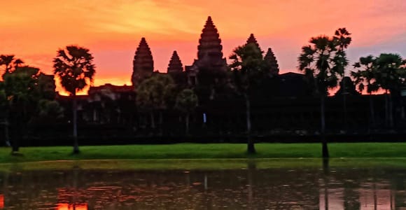 Siem Reap: Angkor Wat Sunrise or Sunset Guided Tour