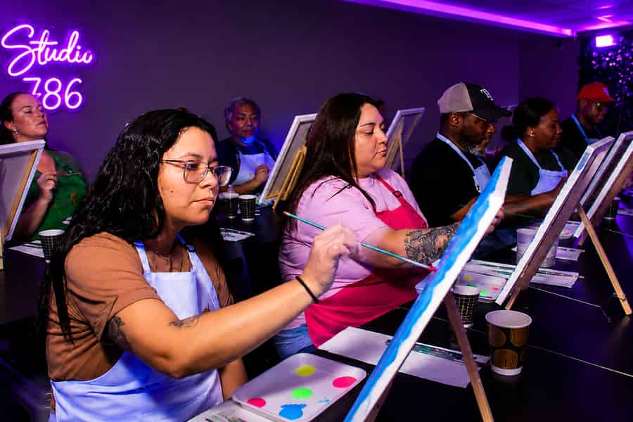 Houston: Drinks & Malen unter Neonlichtern. Foto: GetYourGuide
