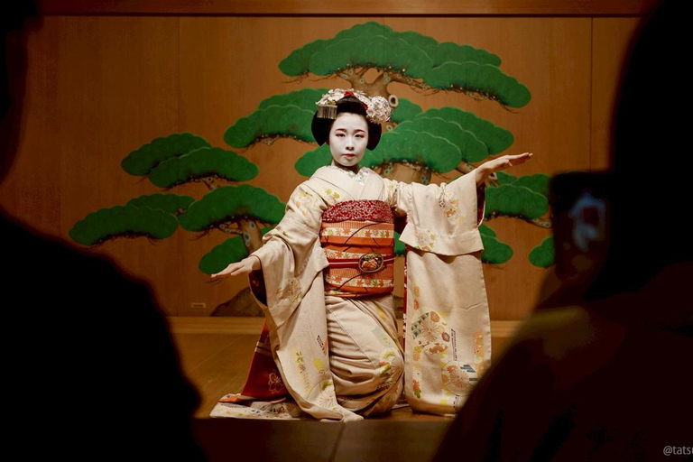 Maiko-dans en theeceremonie op een Noh-podium in Kyoto