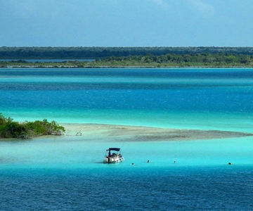 BACALAR THE SEVEN COLORS LAGOON