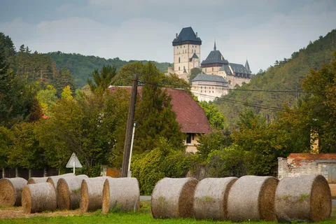 Passeio de bicicleta elétrica pelo campo até o Castelo de Karlstejn