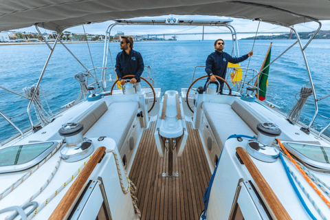 Lisboa: Passeio de Barco - o Veleiro mais ConfortávelTour Privado