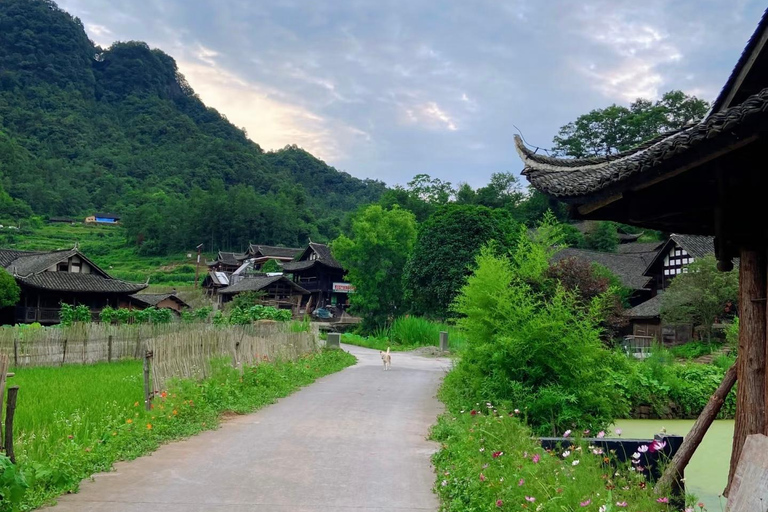 Zhangjiajie: Tujia Village & Sandstone Art Workshop Tour Guide for Chinese or English