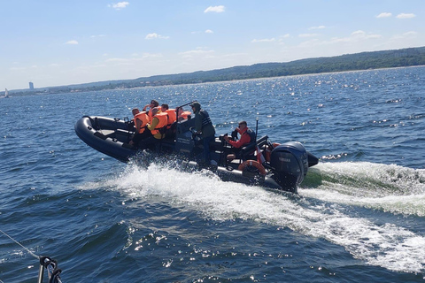 Bateau de vitesse au bout de la jetée à Sopot. Vitesse 100 km/h