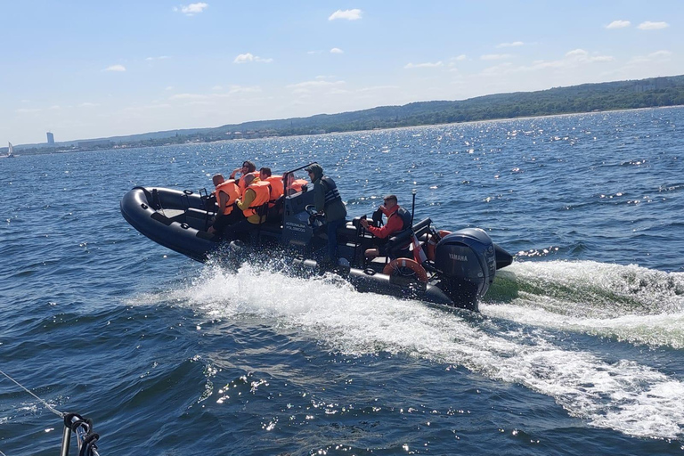 Schnellboot am Ende des Piers in Sopot. Geschwindigkeit 100 km/h