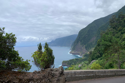 Madeira: 4x4 Jeep Tour met strandbezoek en lokale maaltijd