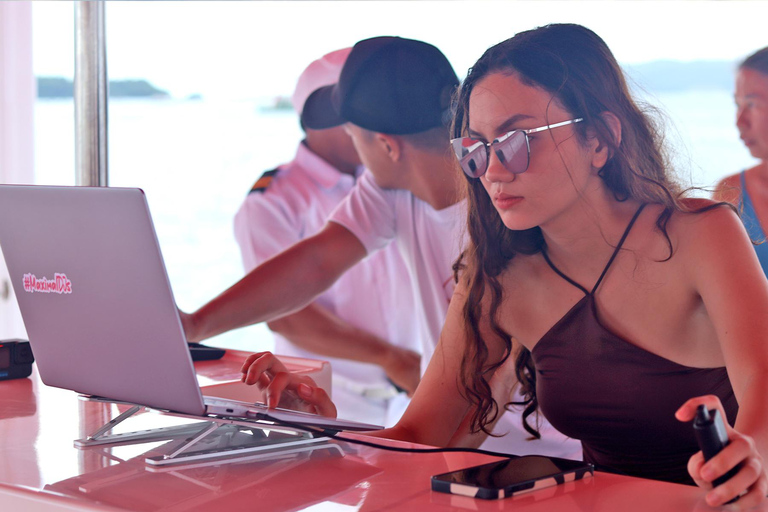 Ballena Roja | Boracay: Crucero, Música y Actividades Acuáticas