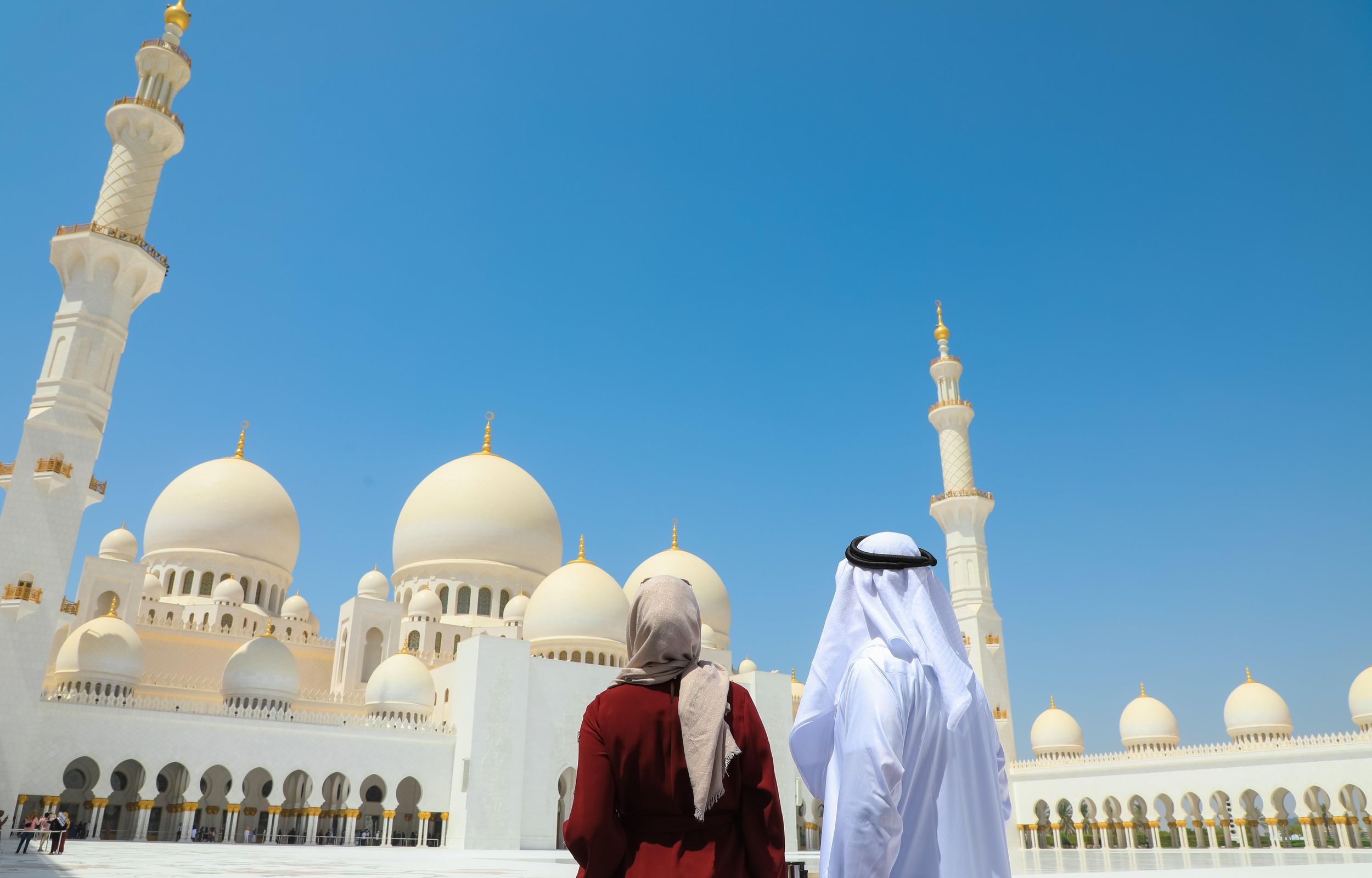 Von Abu Dhabi aus: Stadtbesichtigung und Sheikh Zayed Moschee