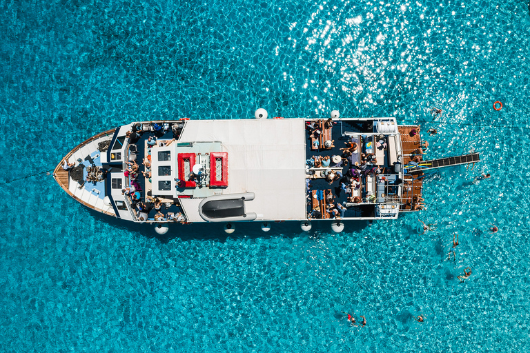 Ab Korfu: Bootsfahrt Paxos, Andipaxos und Blaue GrottenAbfahrt am Hafen in Korfu (Stadt)