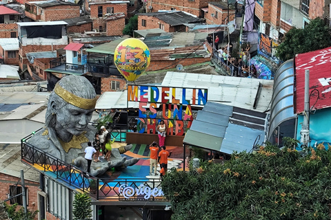 Medellín: Tour durch die Comuna 13, den Botero Park und den Metrocable mit einem lokalen Guide