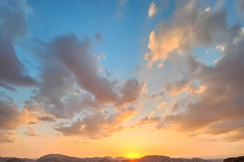 Au départ d&#039;Aqaba : Excursion en 4x4 dans le Wadi Rum et thé au coucher du soleilCircuit en 4x4 et thé au coucher du soleil