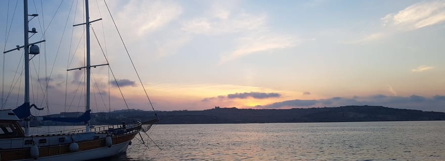Malte : Croisière en bateau pour nager et faire de la plongée en apnée dans le lagon bleu en soirée