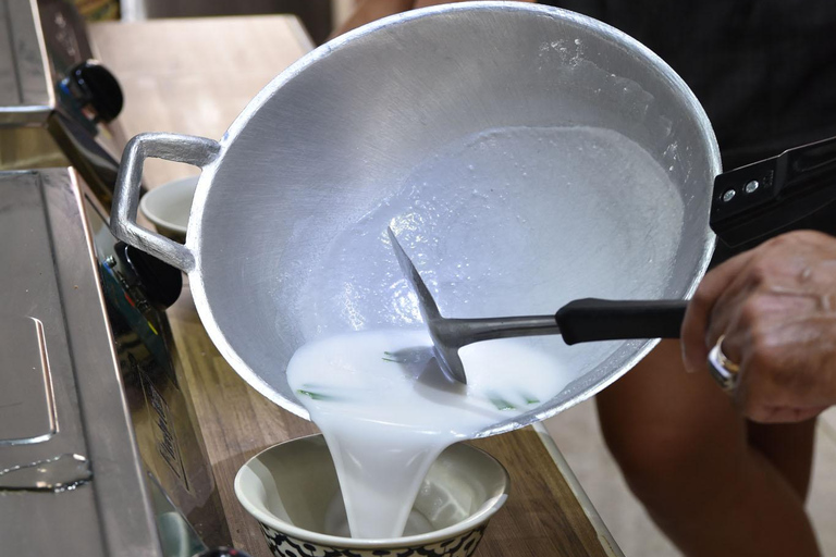 Sathon: Hands-on Thai Cooking Class & Market Tour in Bangkok