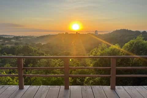 Tikal : Lever du soleil depuis le Temple IV et marche à l'aube dans la jungle
