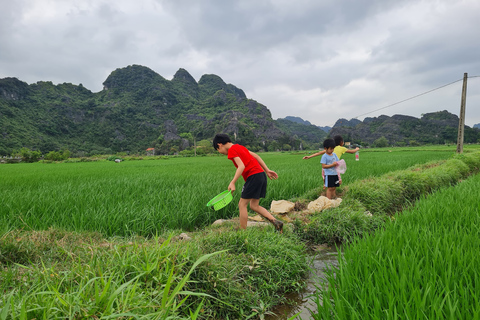 Ninh Binh liten grupp från Hanoi: Båt, cykel och vardagslivNinh Binh liten grupp från Hanoi: Båt, cykel och vandring