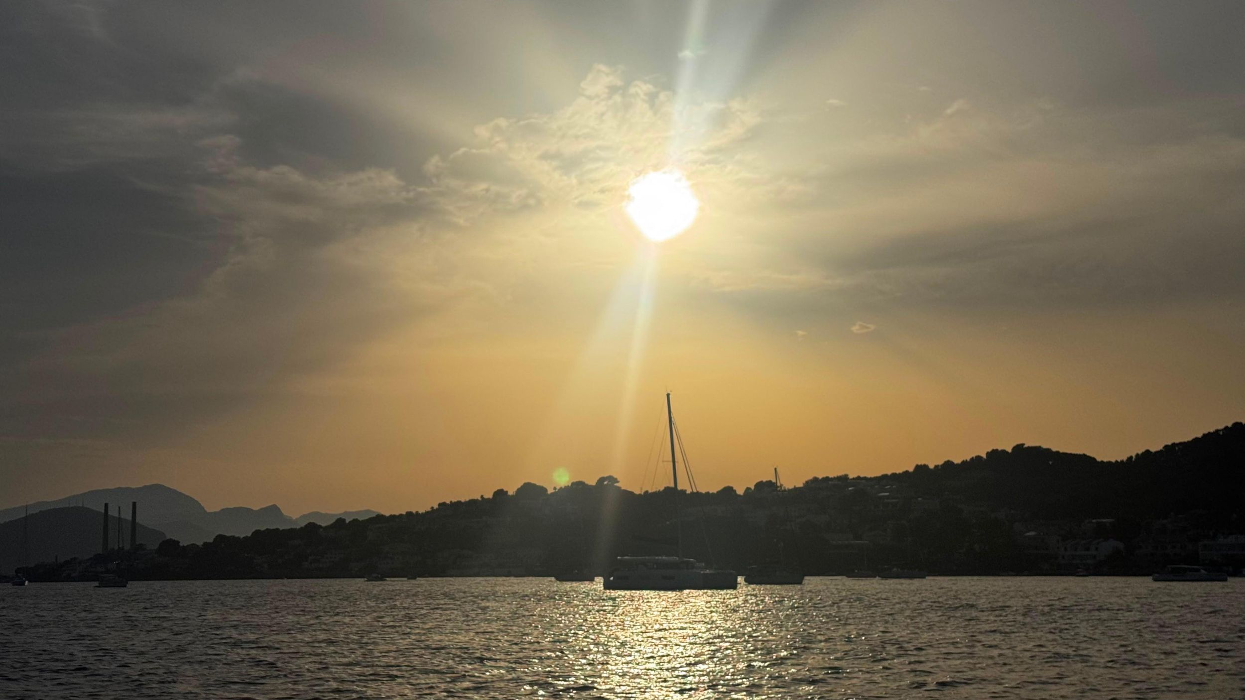 Alcudia: Bootsfahrt bei Sonnenuntergang mit Schwimmstopp und Meereshöhlen