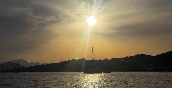 Alcudia: Bootsfahrt bei Sonnenuntergang mit Schwimmstopp und Meereshöhlen