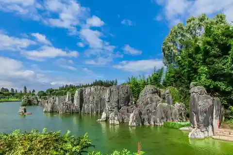 Visite privée de la forêt de pierres de Kunming : promenades pittoresques + guide