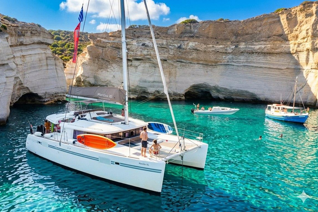 Milos: Crociera in catamarano al tramonto Kleftiko con pasti e bevande