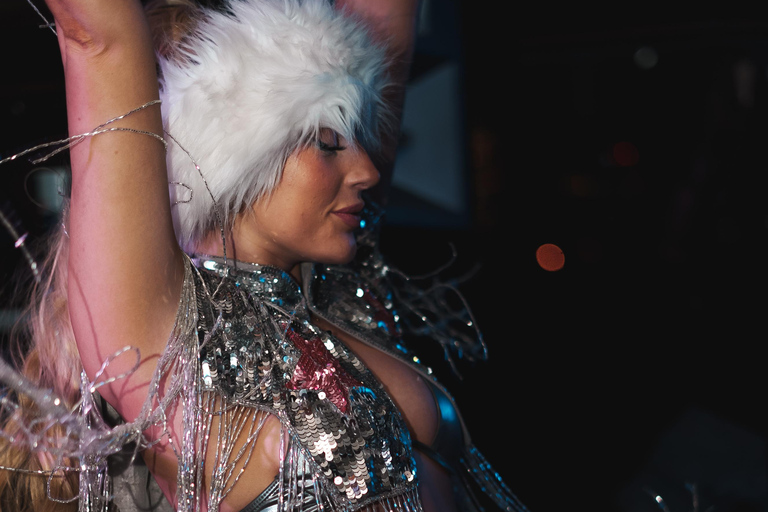 Bootfeest op oudejaarsavond in Londen met uitzicht op het vuurwerk