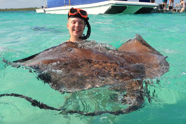 St.John's, Antigua: Stingray City & Long Bay Shore Excursion