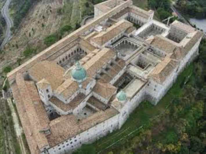 Visita al Palacio Real de Caserta y Monte Cassino: con Guía y Entradas Incluidas